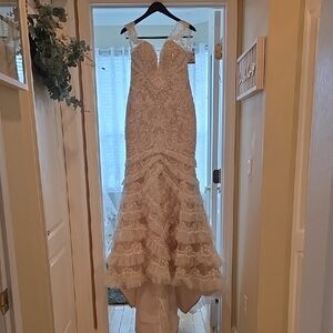 Galina Signature Wedding Dress. Size 8.NWT.